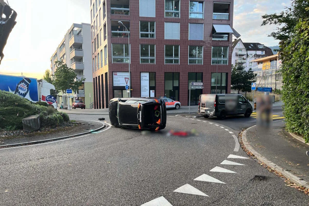 Goldach SG - Auto hebt bei Unfall ab 