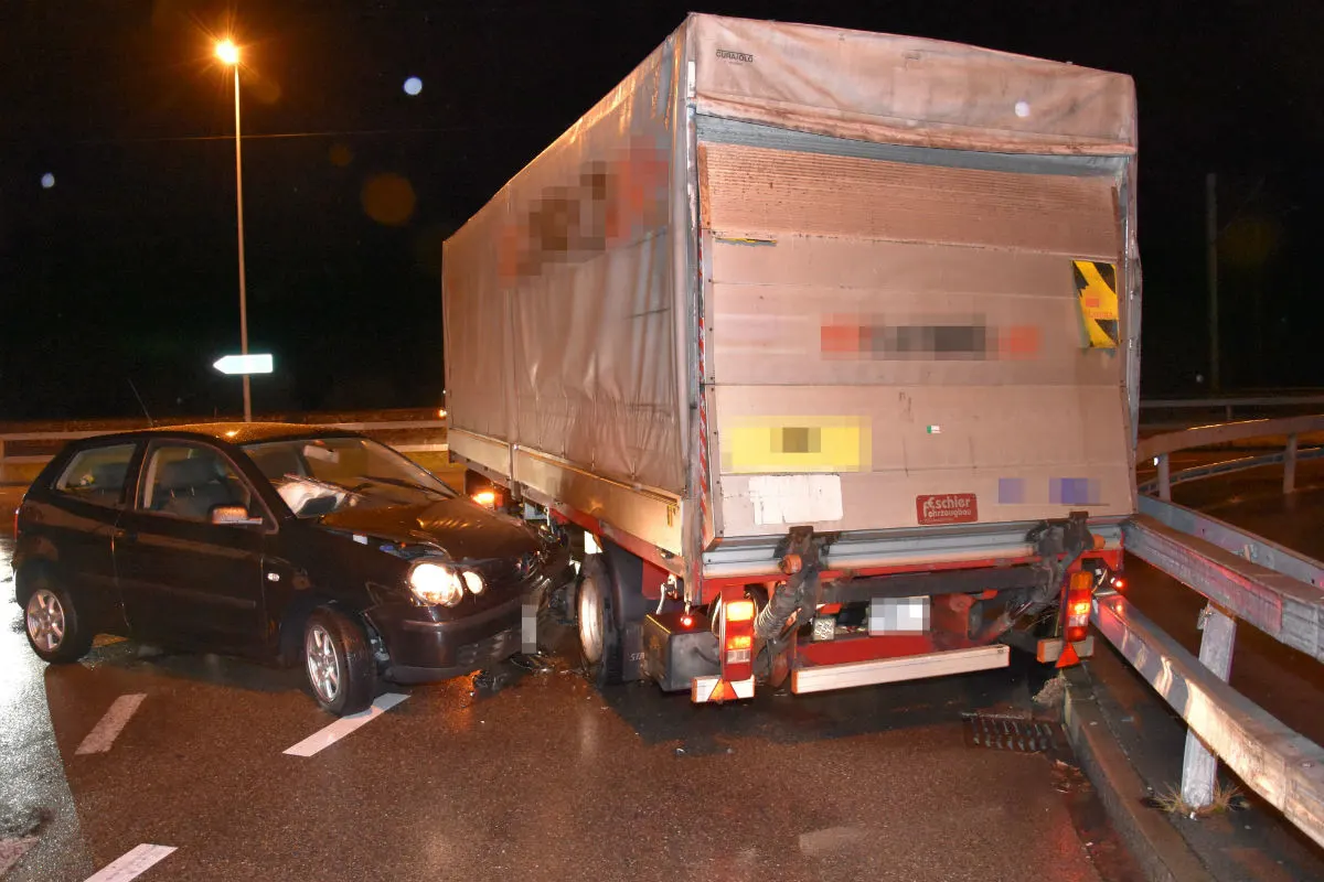 Gossau SG -  Unfall zwischen Lernfahrerin mit dem Auto und Sattelschlepper