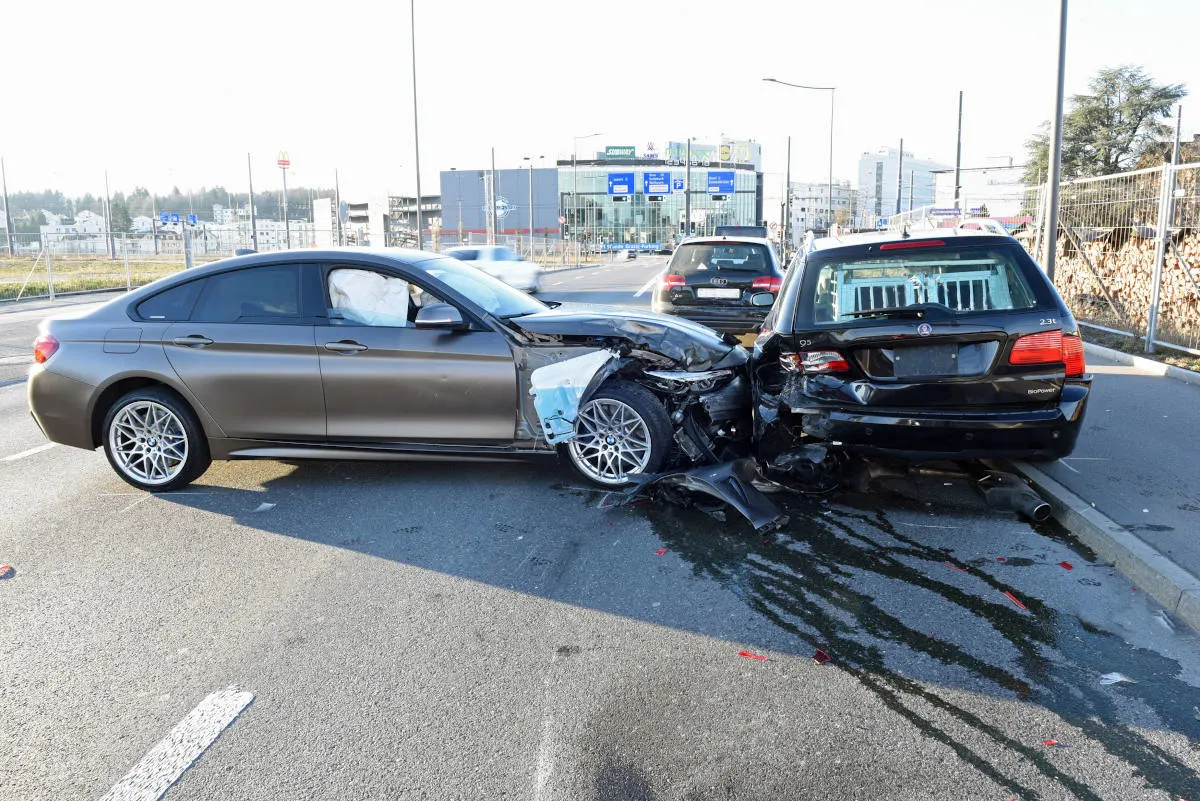 Emmenbrücke LU – Hoher Sachschaden bei Kollision von fünf Autos