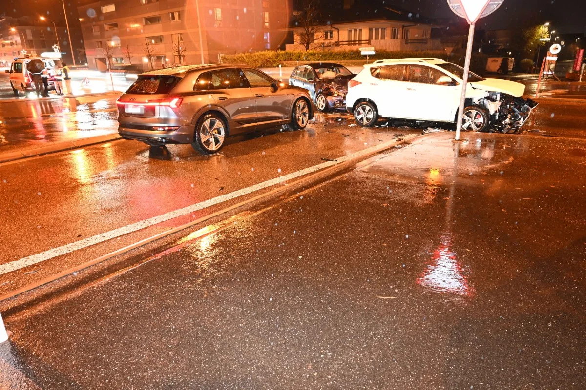 Sargans SG - Schwerer Verkehrsunfall zwischen drei Autos