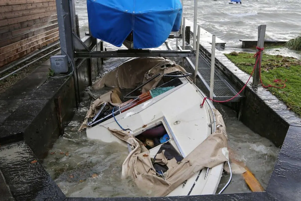 Kanton Zug - Drei kaputte Boote und eine herumwirbelnde WC-Anlage