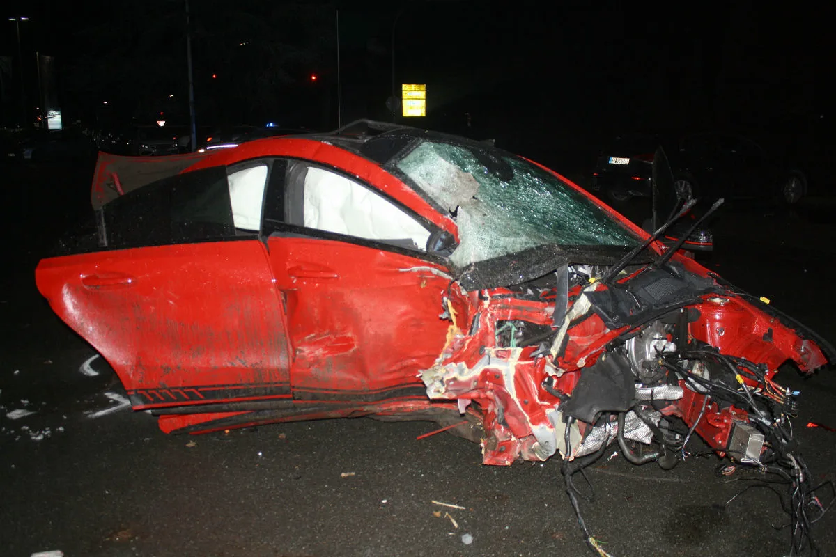 Mercedes kracht in Baum - drei Schwerverletzte