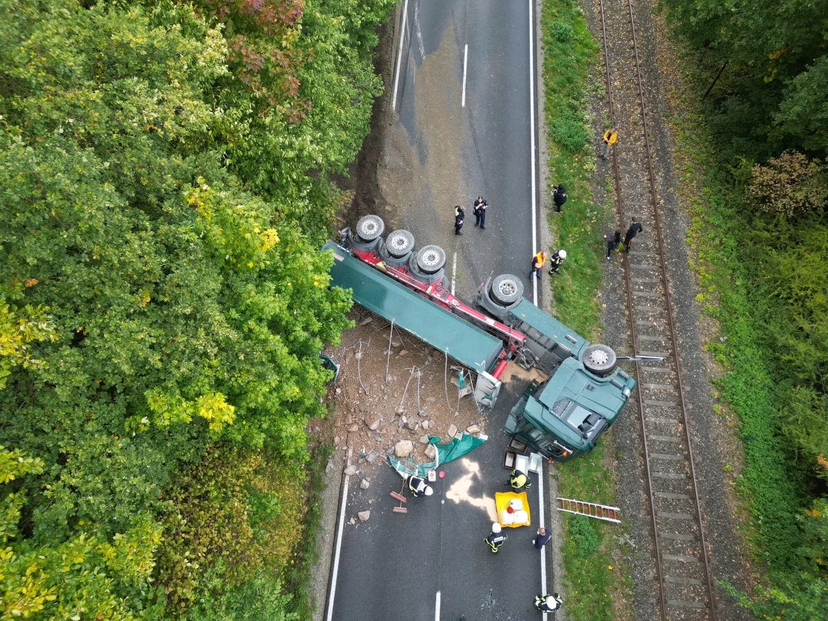 B516 Warstein-Belecke – Sattelzug liegt nach Unfall quer auf der Bundesstraße