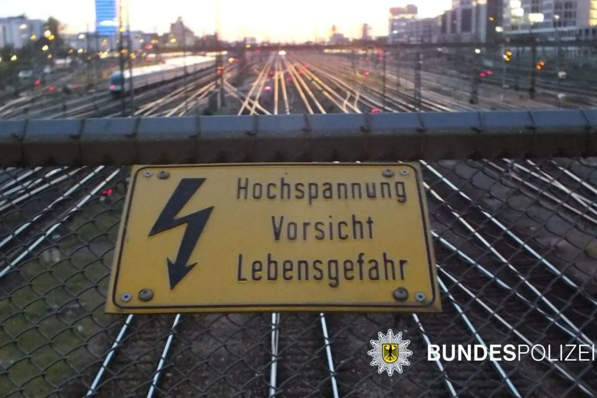München / Augsburg BY - Warnung vor manipulierten Steckdosen in Zügen 