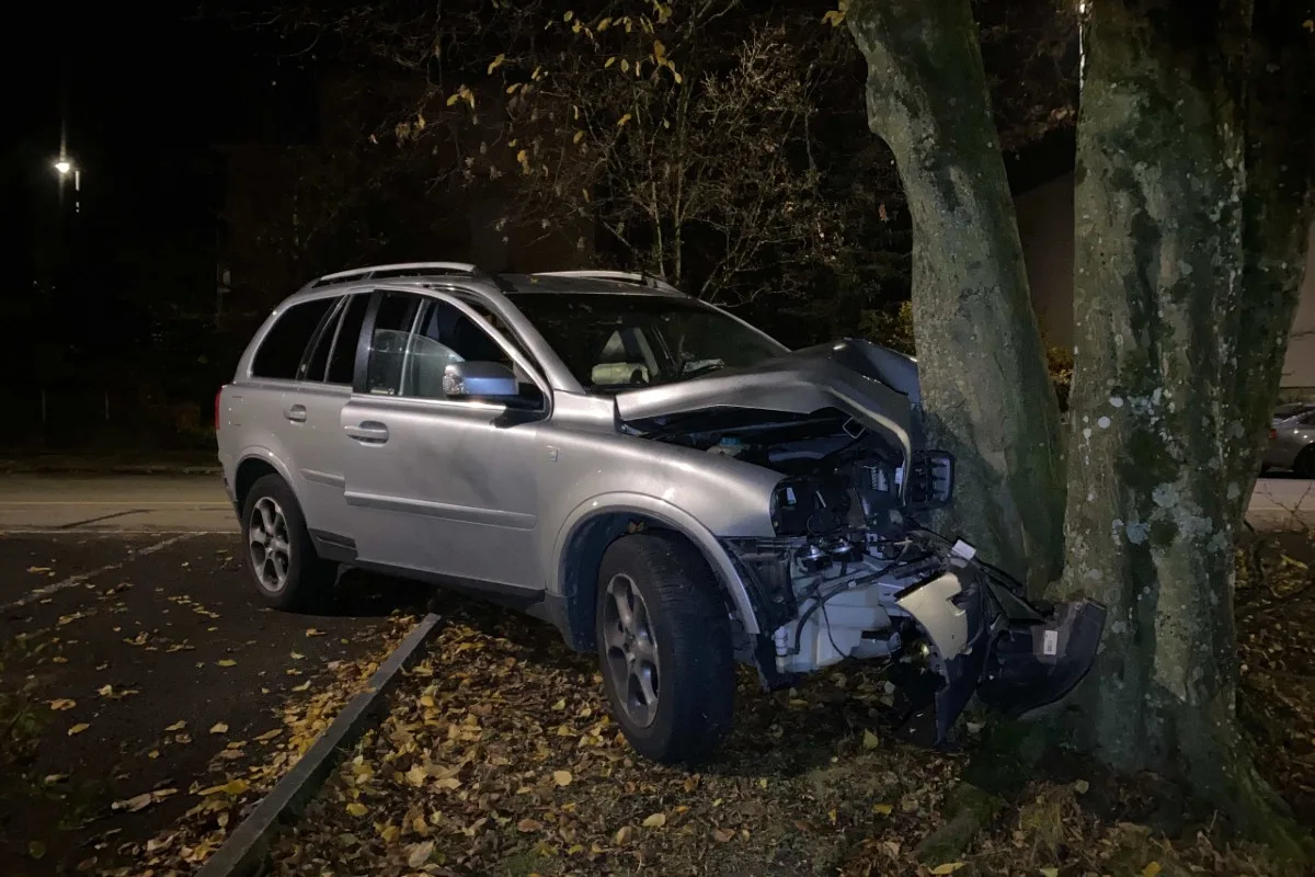 Spreitenbach AG - 24-Jährige flüchtet mit dem Auto vor Polizei und verunfallt