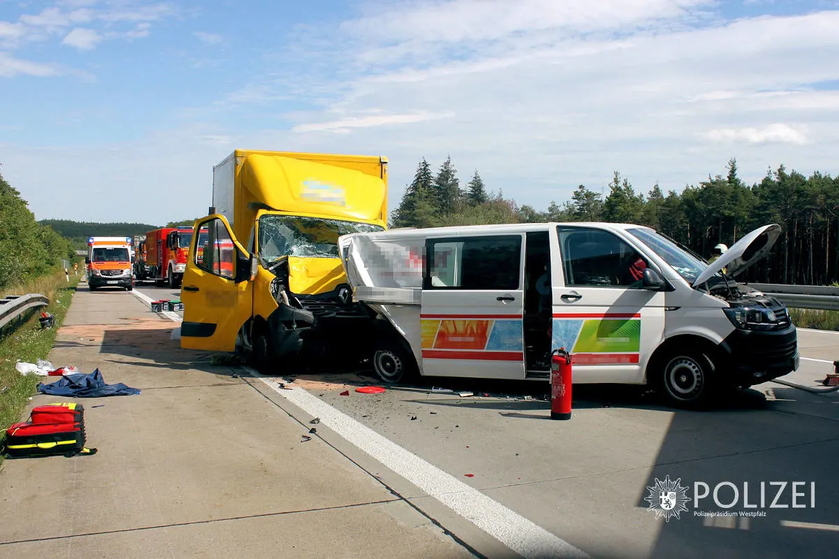 A6/Enkenbach-Alsenborn – Kleinlaster prallt auf Pannenfahrzeug