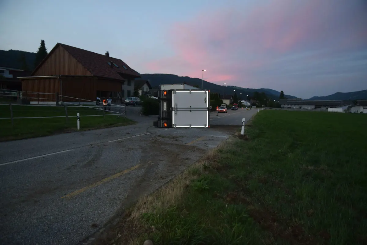 Matzendorf SO - Lastwagenanhänger kippt zur Seite