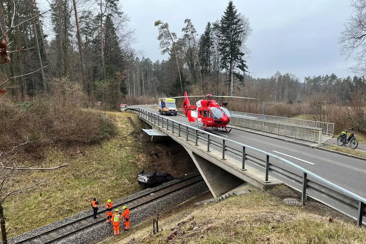 Thalheim a.d. Thur ZH – Autofahrerin stürzt von einer Brücke