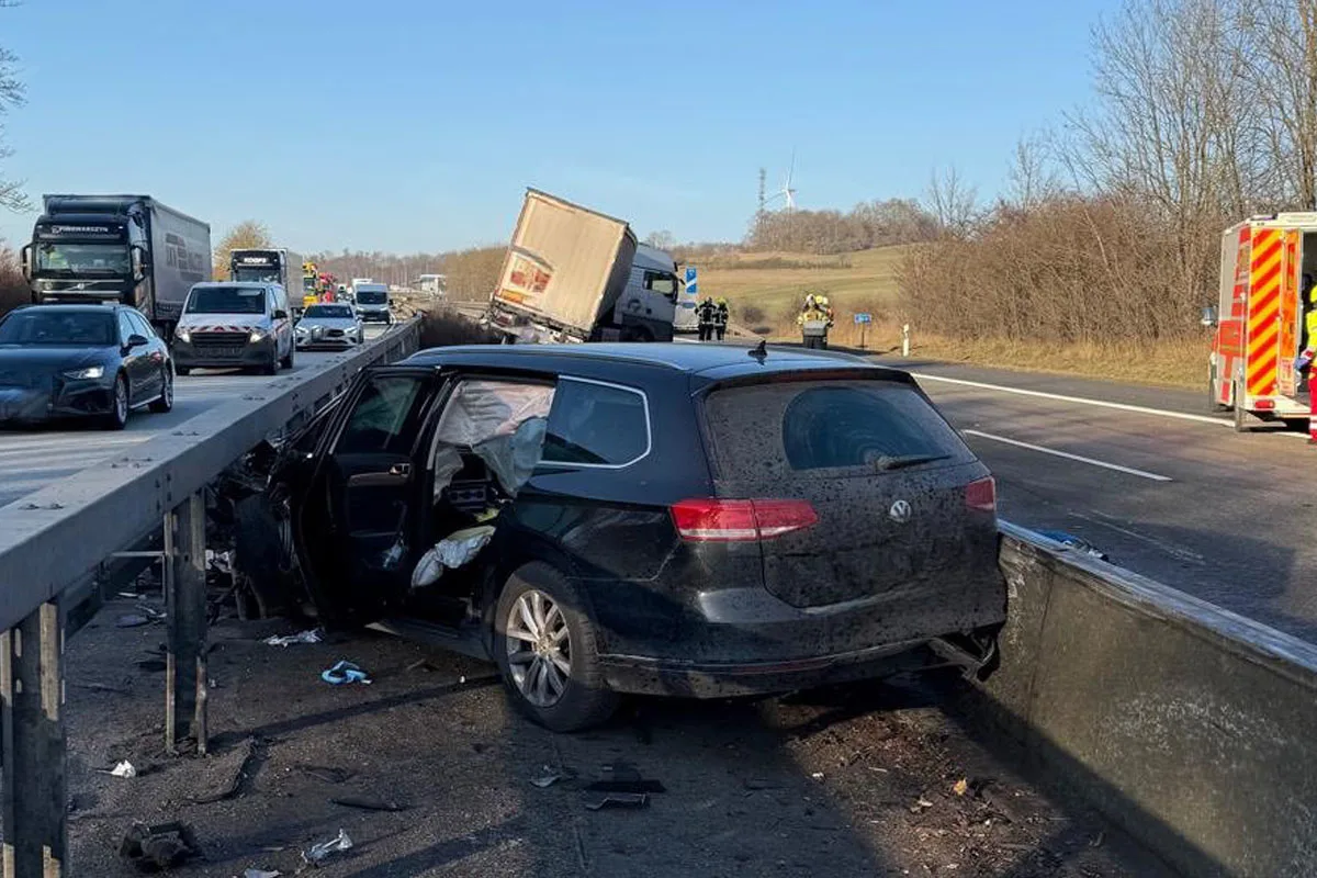 Zierenberg – Vier Verletzte nach zwei Unfällen auf der A44