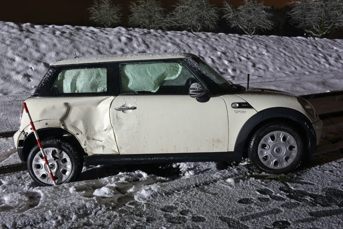 Hochdorf LU - Auto landet auf dem Bahntrassee