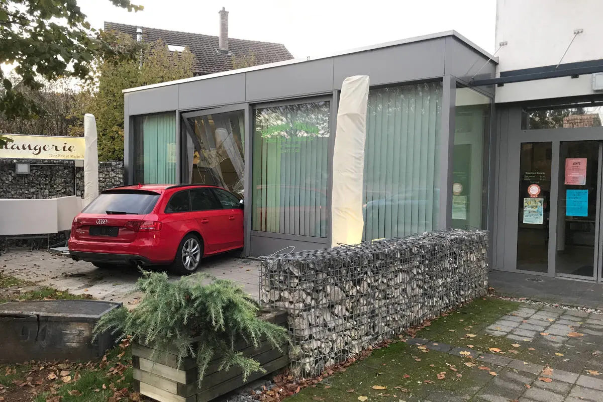 Unfall Alle JU - Auto kracht in Schaufenster