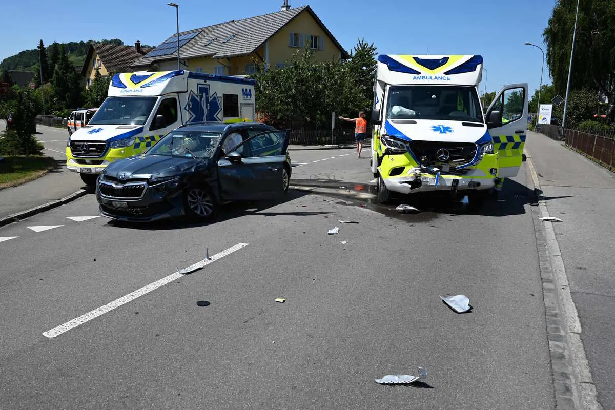 Rheineck SG - 87-Jähriger fährt während eines Einsatzes in einen Rettungswagen 