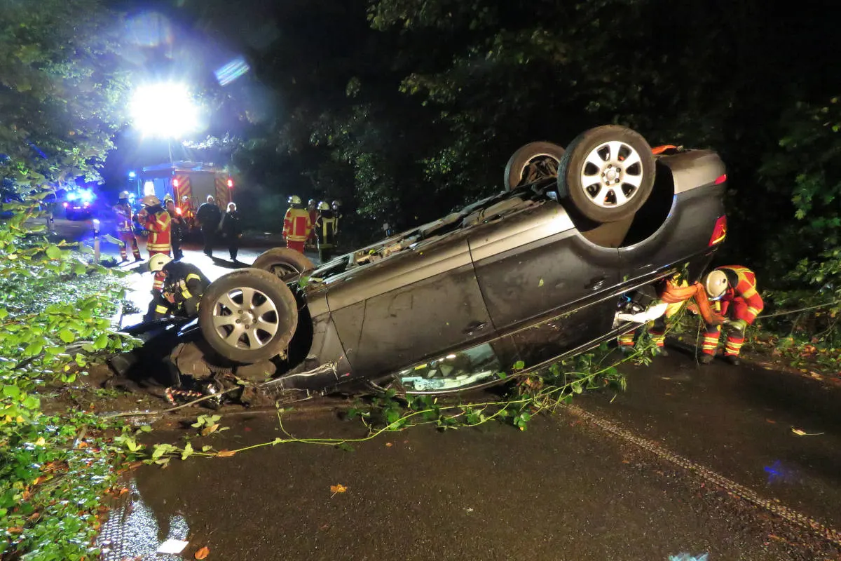 Heiligenhaus – Fahrzeug von Fahrbahn abgekommen  – 5 Personen verletzt