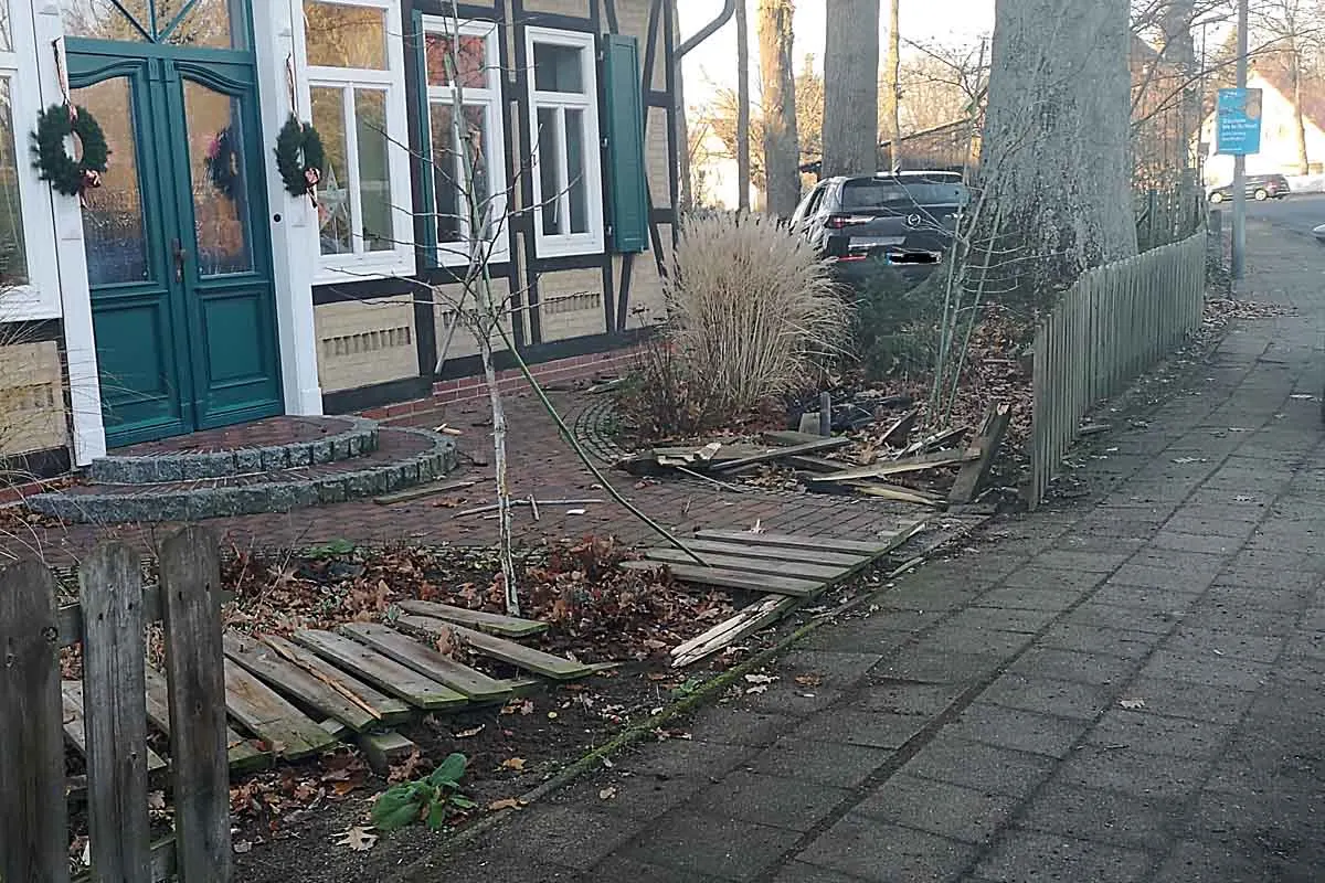 Unfall in Wathlingen - Betrunkener Autofahrer landet im Vorgarten