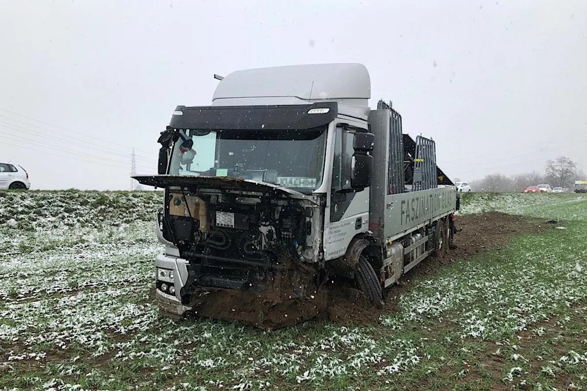 Kölliken AG - Auf Gegenfahrbahn geraten und in Lastwagen geprallt