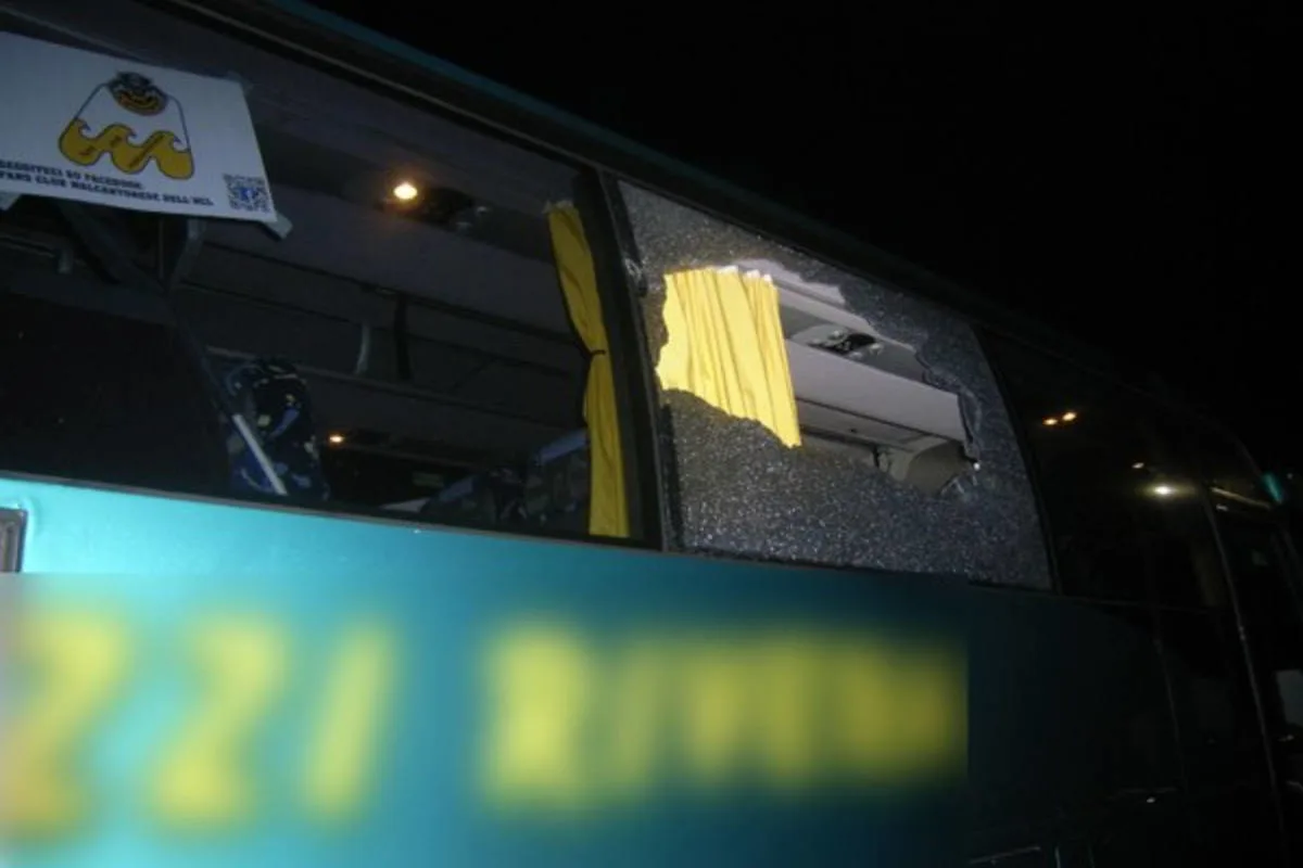 A2/Erstfeld - ZSC Lions-«Fans» greifen Fan-Car des HC Lugano auf Raststätte an