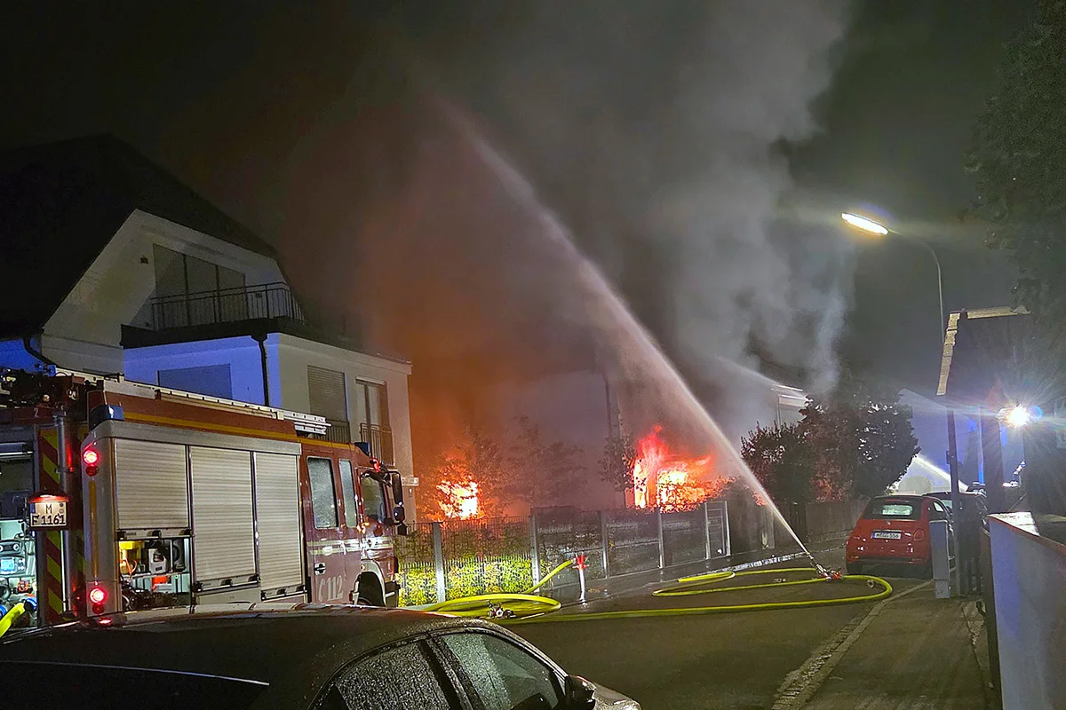 München BY – Brandstiftung und Explosionen in Wohnhaus – Zwei Schwerverletzte