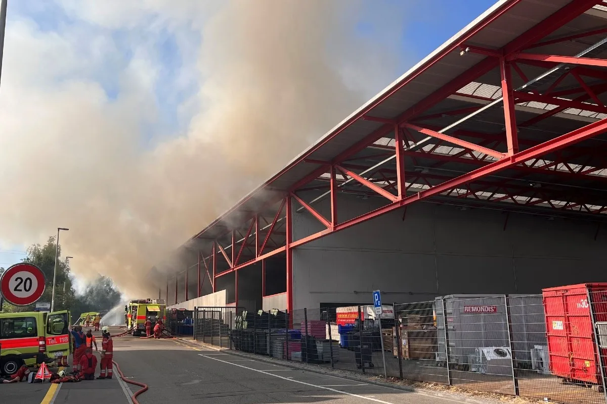 Feuer in Wallisellen ZH - Brand in Recycling-Firma