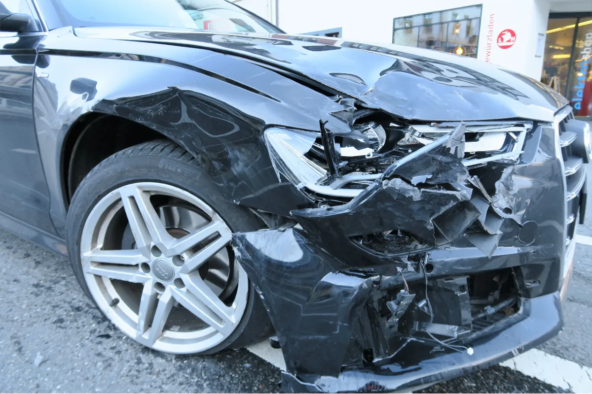 Näfels GL - Unfall mit Sachschaden