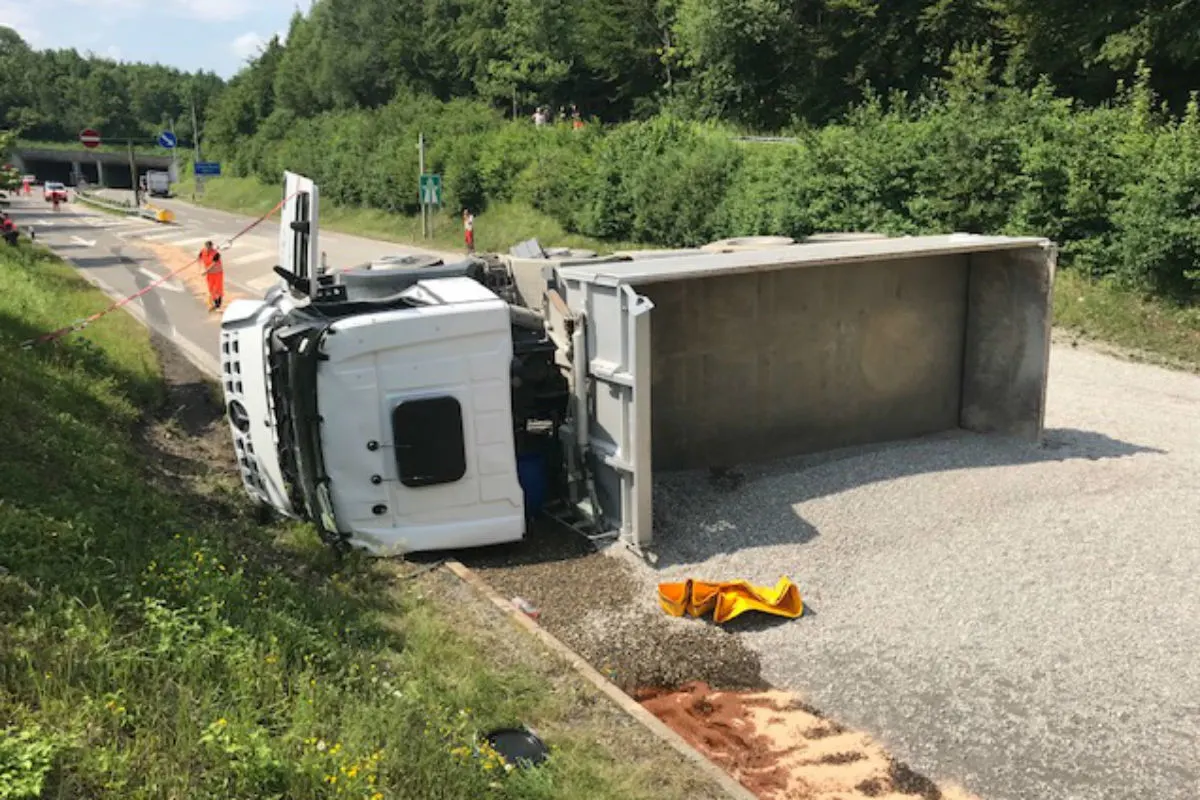 Uster/A53 ZH -  Selbstunfall fordert eine verletzte Person