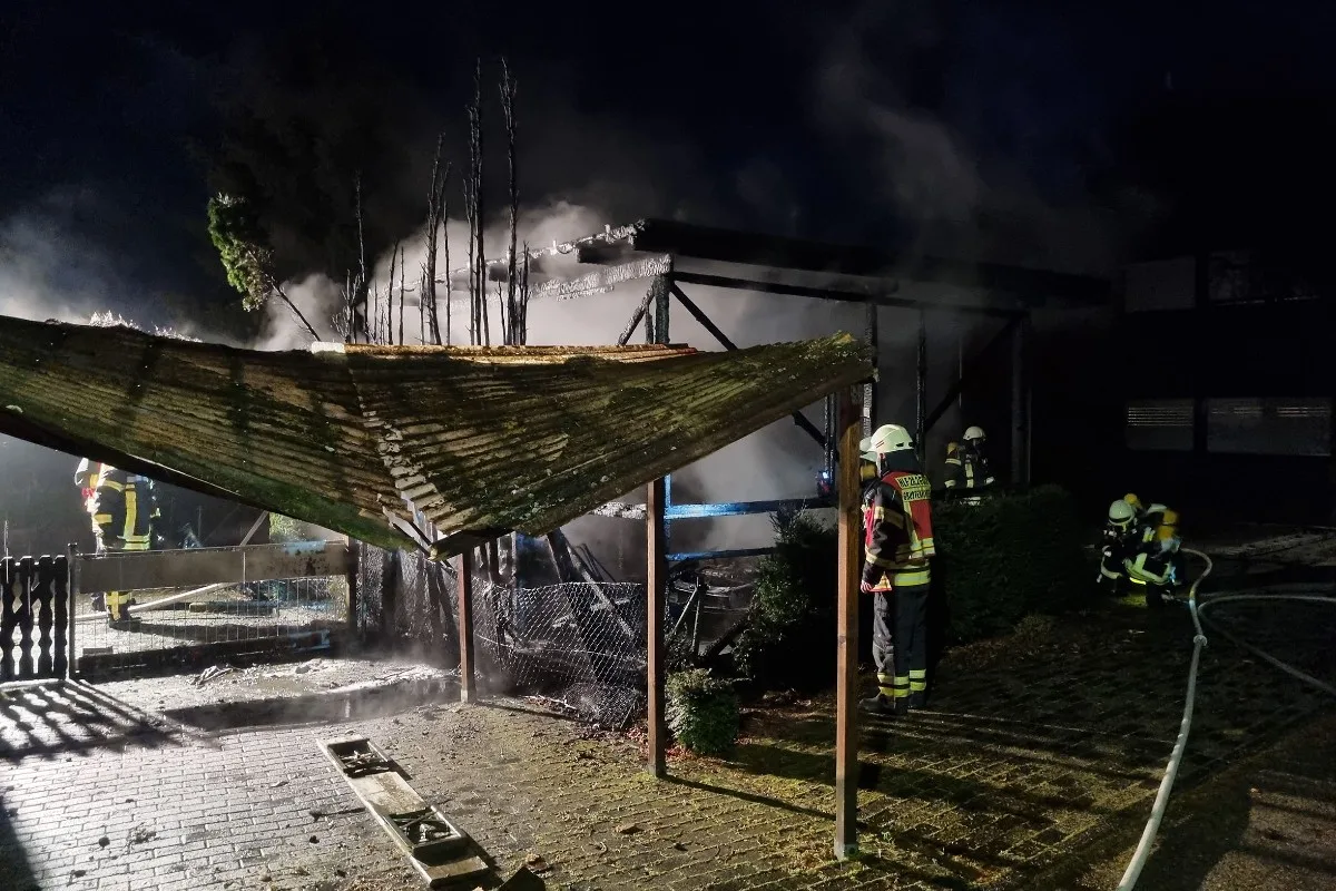 Goch - Carport in Vollbrand