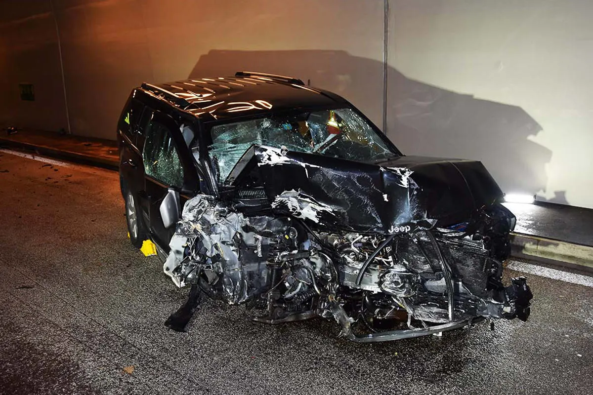 A2/Hergiswil NW - Ein Autofahrer kollidierte massiv mit der Tunnelwand