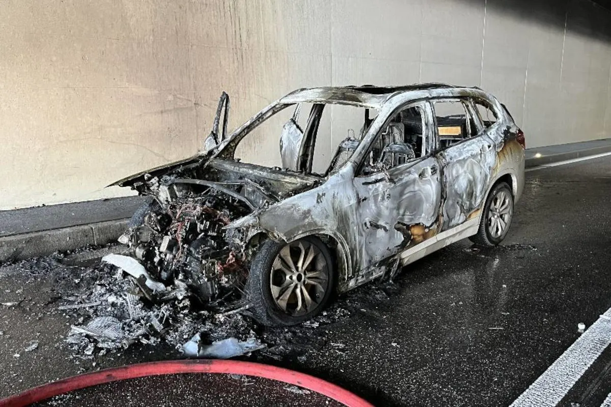 Lenzburg AG – SUV im Tunnel in Flammen gegangen