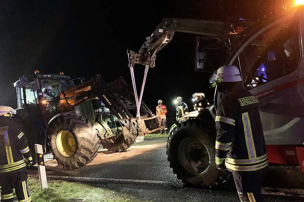Verkehrschaos bei Vierden - Wohnmobil kollidiert mit Traktor