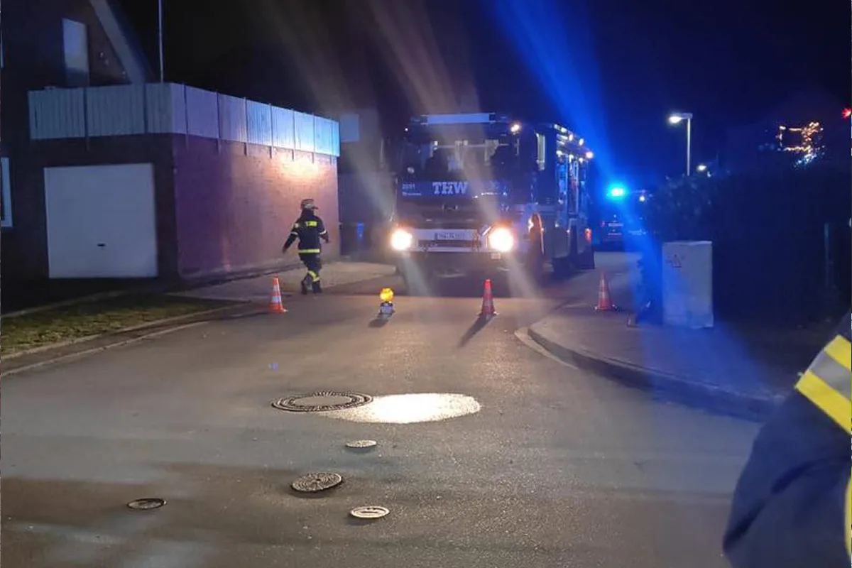 Geldern – Fahrer (22) kracht mit Mercedes in Hauseingang