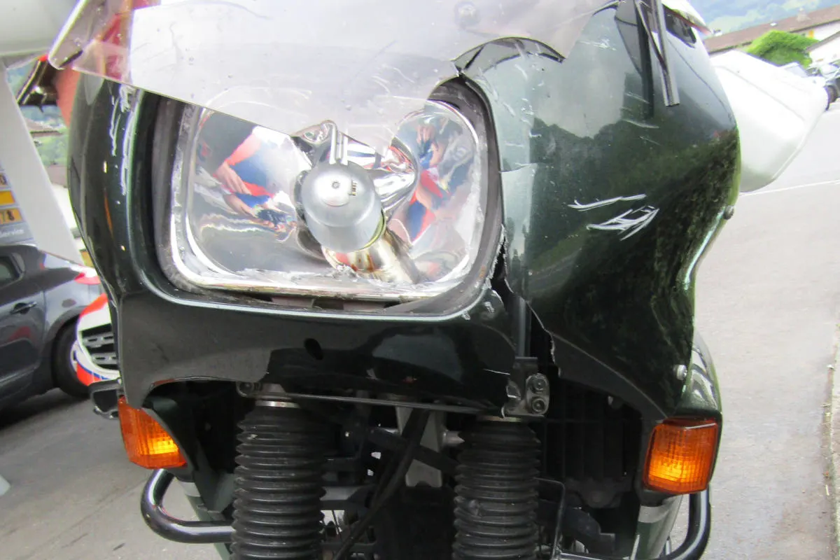 Näfels GL - Auffahrunfall zwischen Motorrad und Personenwagen