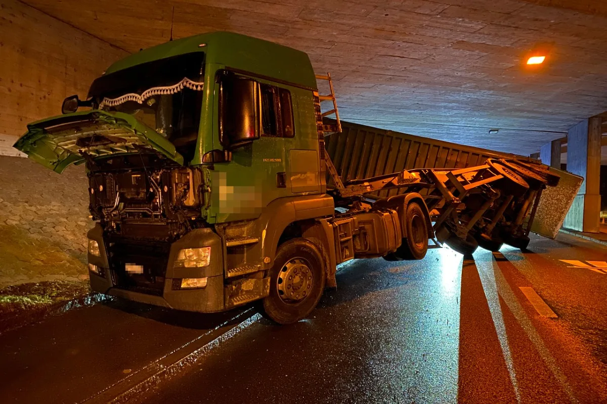 Frauenfeld TG - Unter Autobahnbrücke verkeilt - Betroffene Strassen mehrere Stunden gesperrt