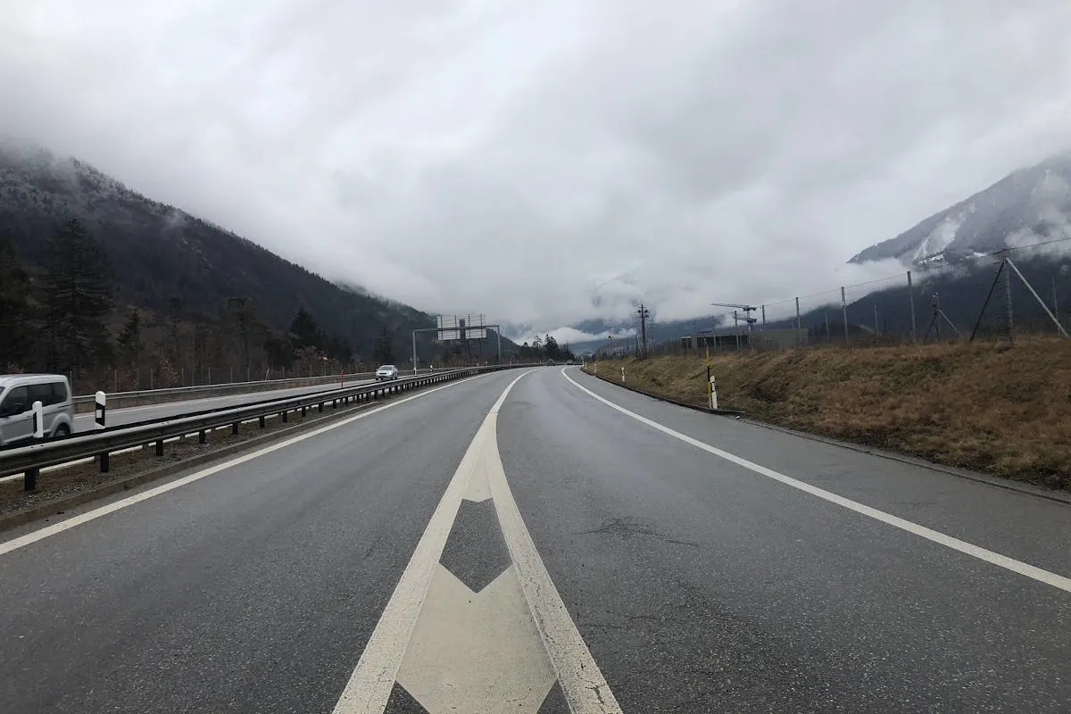 A13 Domat/Ems GR - Beim Rechtsüberholen Unfall verursacht und weiter gefahren