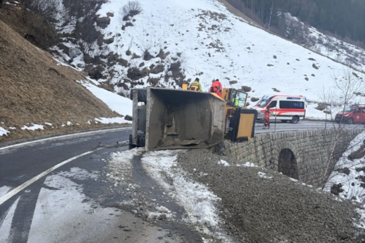Unfall bei Wassen UR – Baustellenfahrzeug überschlägt sich
