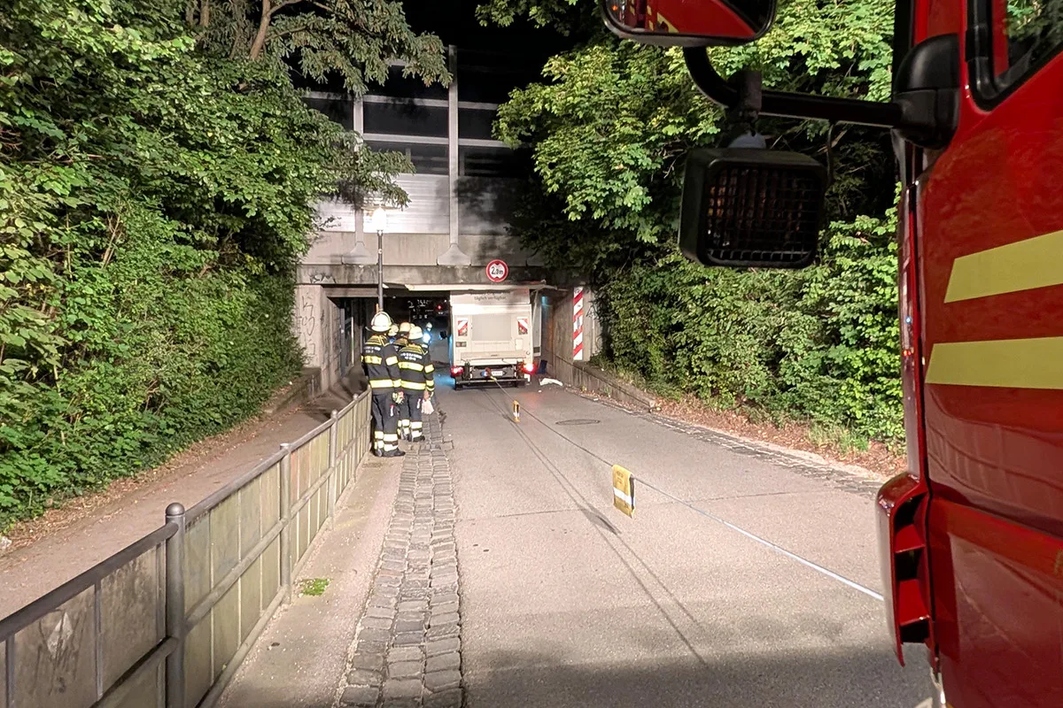 München BY – Transporter bleibt in Unterführung stecken