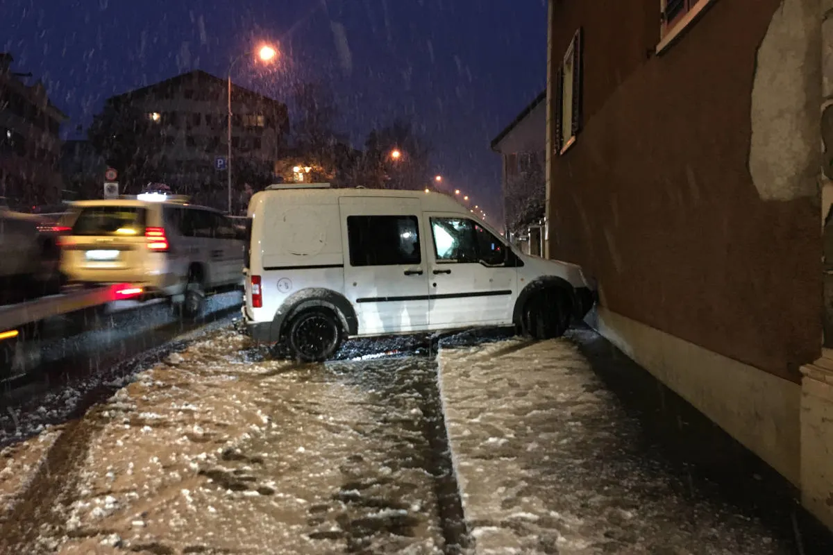 Mitlödi GL - Bei Kollision gegen Mauer gekracht
