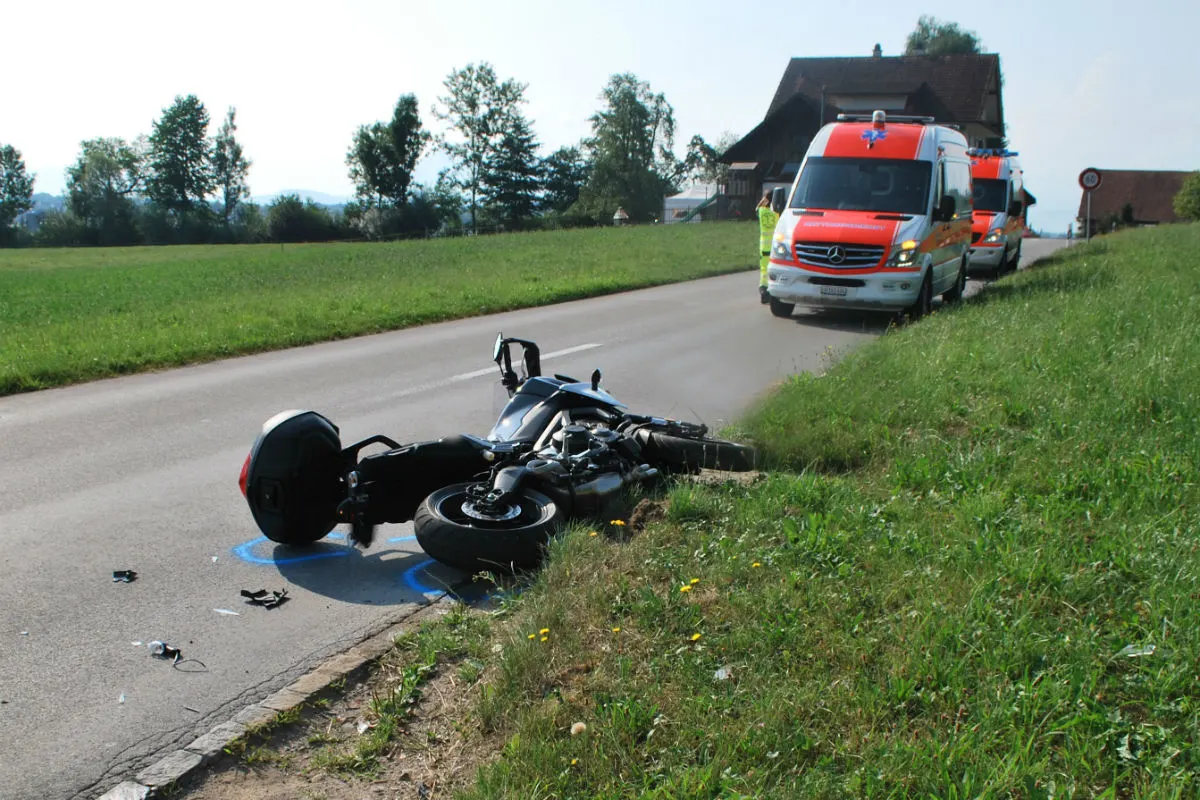 Römerswil LU - Kollision zwischen Auto und Motorrad – zwei Personen verletzt