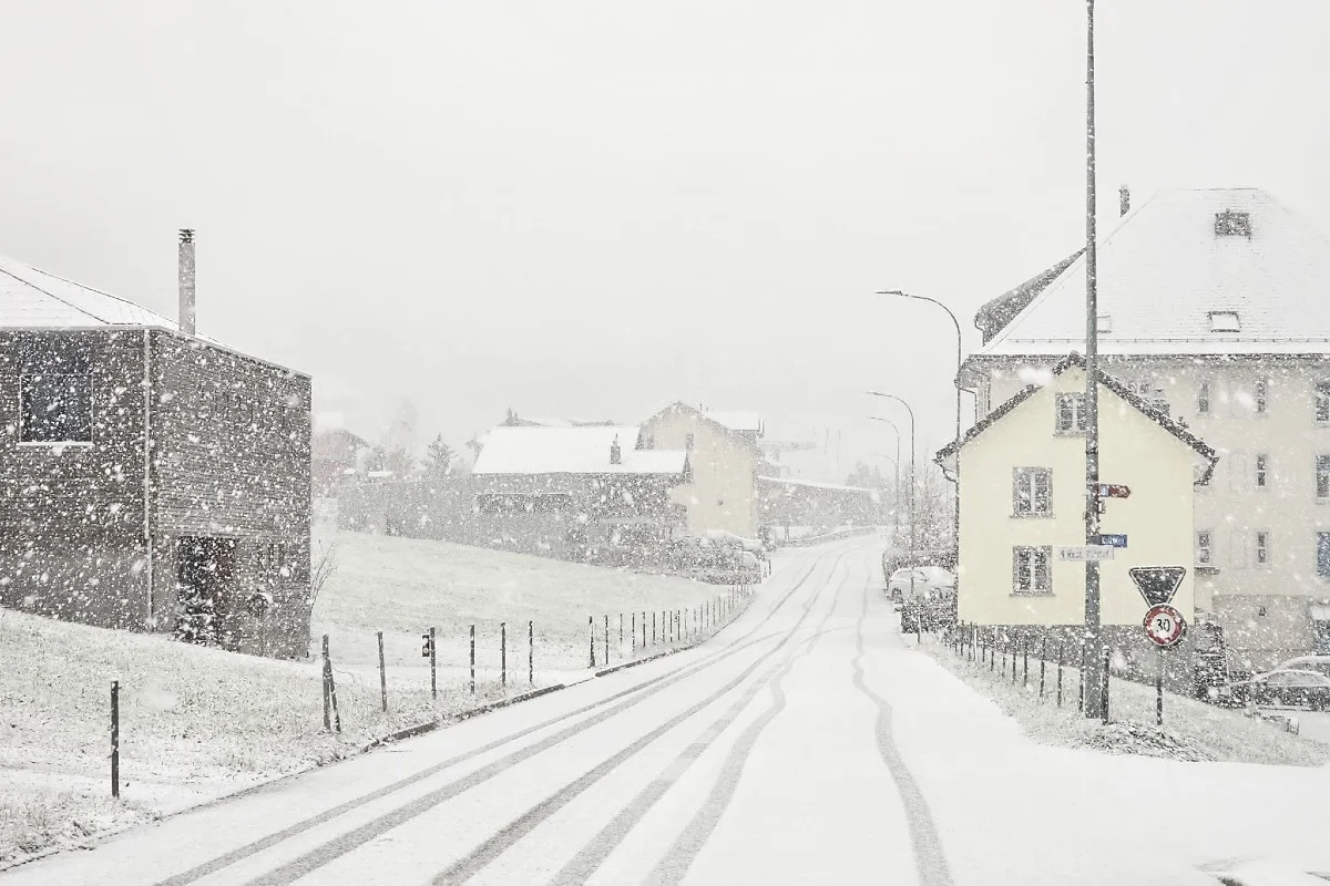 Ergiebige Niederschläge mit Schnee bis in tieferen Lagen sorgen am Freitag für Verkehrsprobleme an den Alpen und Voralpen