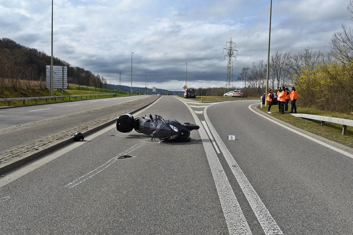 A50 Glattfelden ZH – Selbstunfall fordert Schwerverletzten