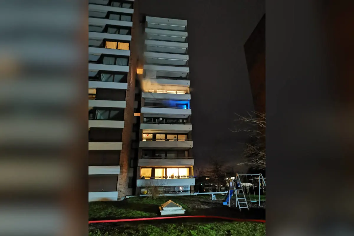 Cham ZG – Flammen und Rauch in einem Mehrfamilienhaus