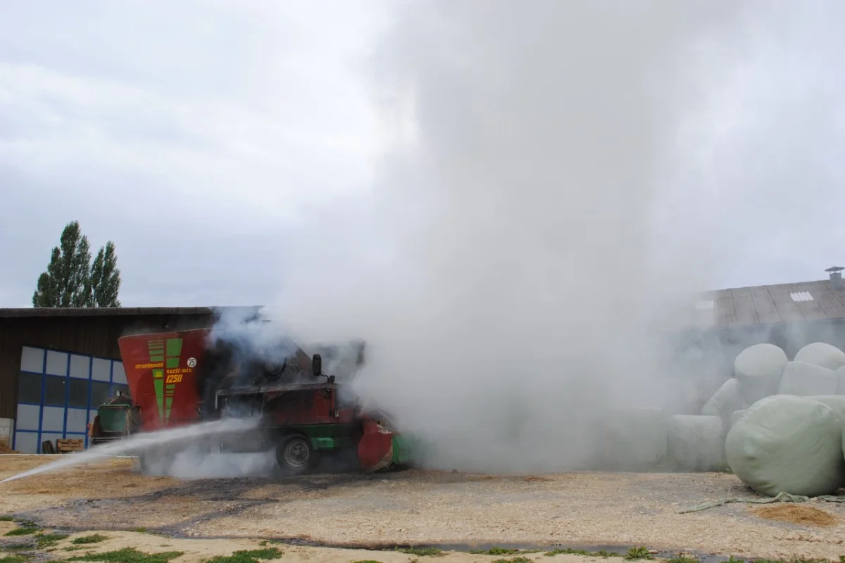 Totalschaden in Löhningen SH -  Brand zerstört eine landwirtschaftliche Maschine
