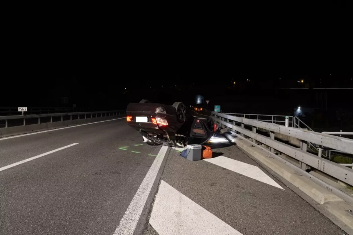 Silenen UR - Auto überschlägt sich auf der A2