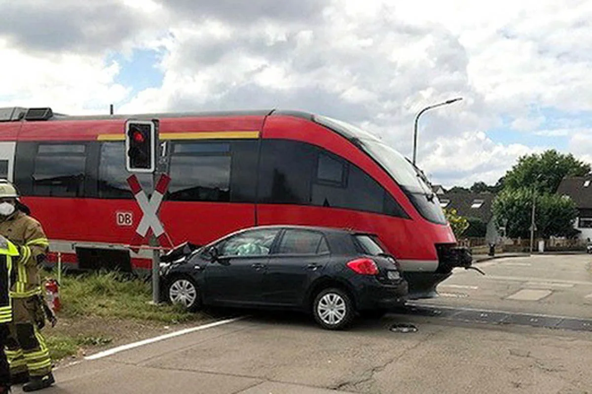 Katzweiler - Pkw kollidiert mit Regionalbahn
