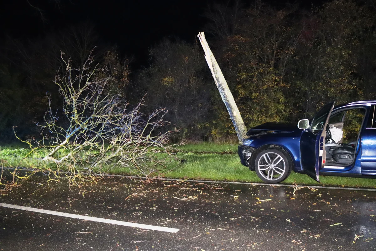 Gangelt-Birgden – Fahrer nach Kollision mit Baum verletzt