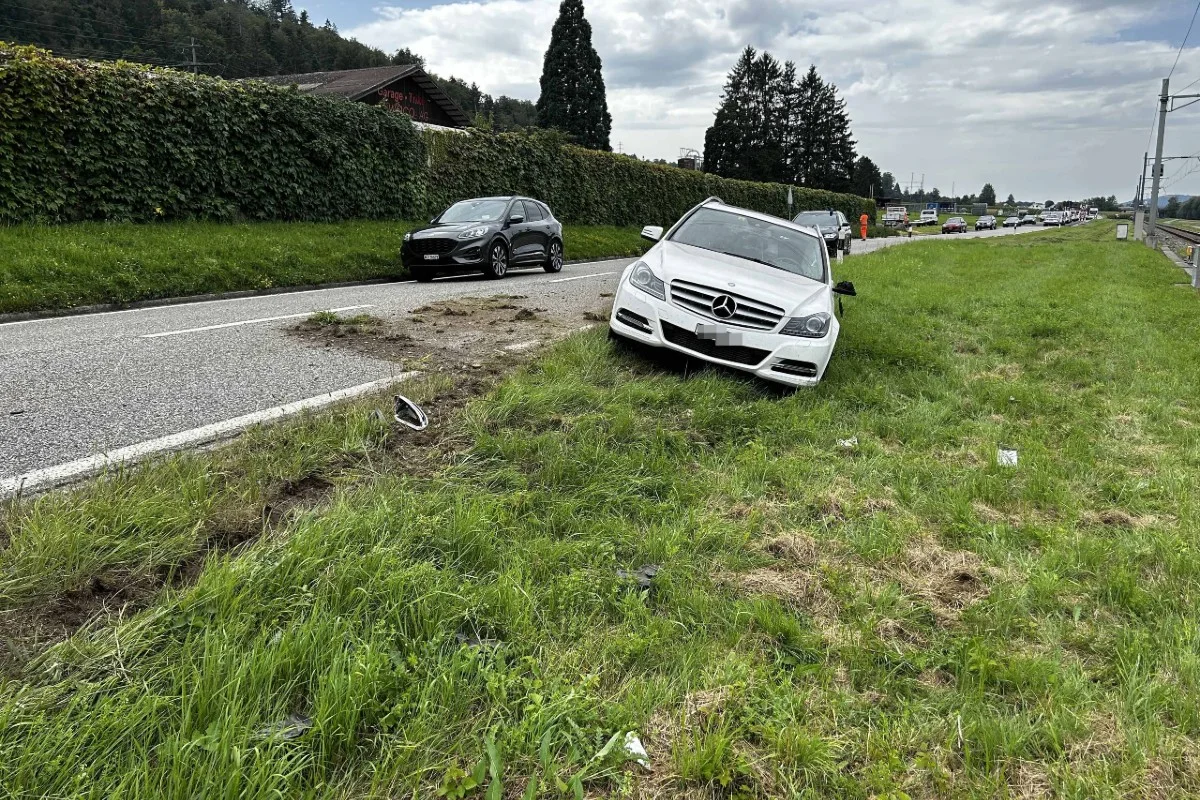 Safenwil AG - 79-Jähriger baut wegen Sekundenschlaf Unfall und landet mit dem Mercedes auf den Geleisen