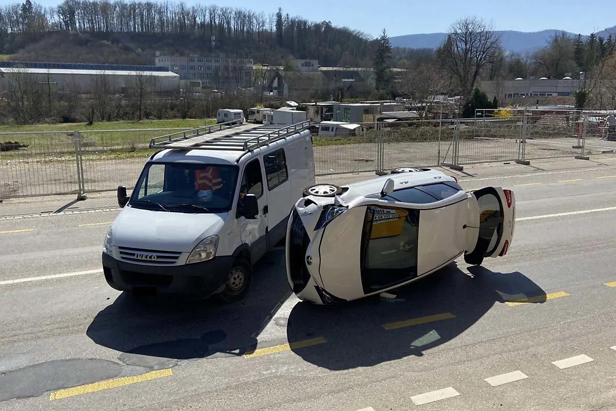 Dittingen BL - Unfall zwischen Lieferwagen und Auto