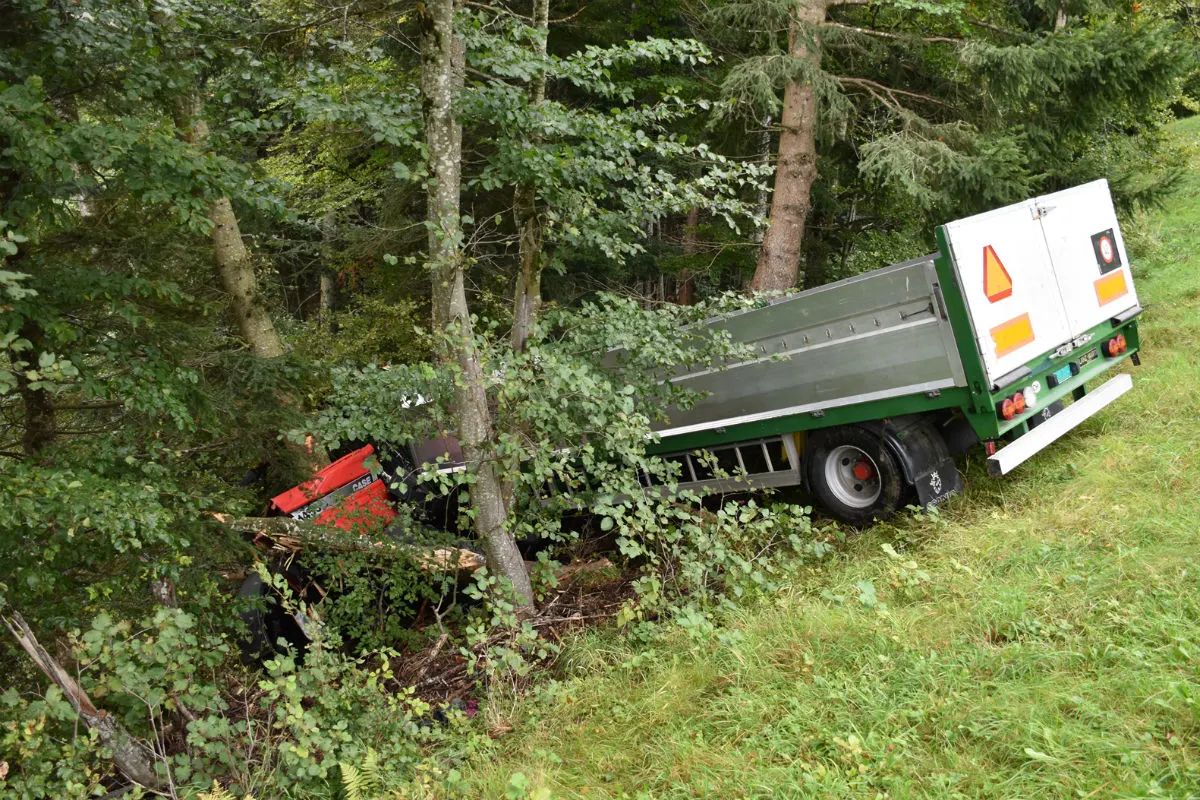 Valzeina GR - Traktor mit Anhänger rollt Abhang hinunter