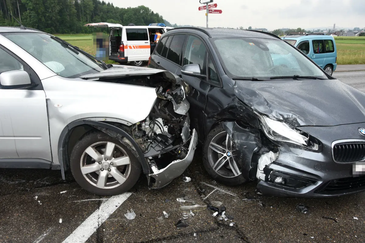 Kirchberg SG - In abbiegendes Auto gefahren – verletzt