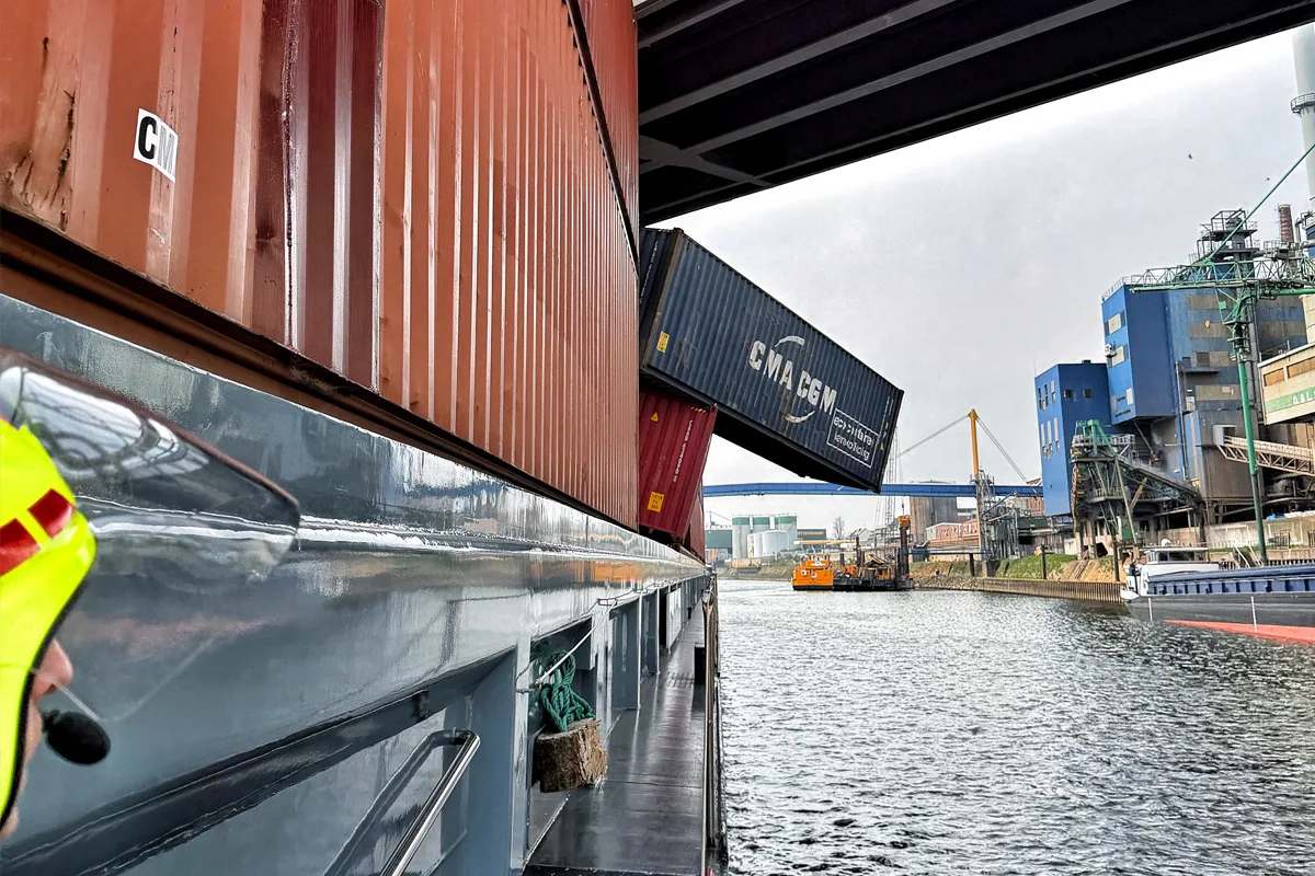 Neuss – Container fallen nach Kollision mit Brücke von Schiff