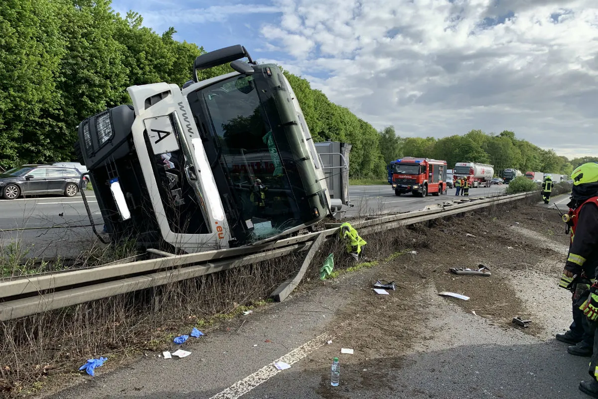 LKW prallt in Mittelleitplanke