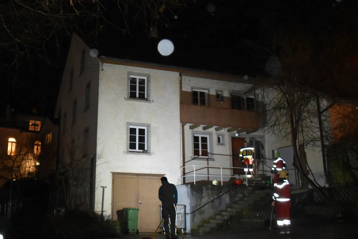 Weisslingen ZH - Brand in Asylwohnheim fordert grossen Sachschaden